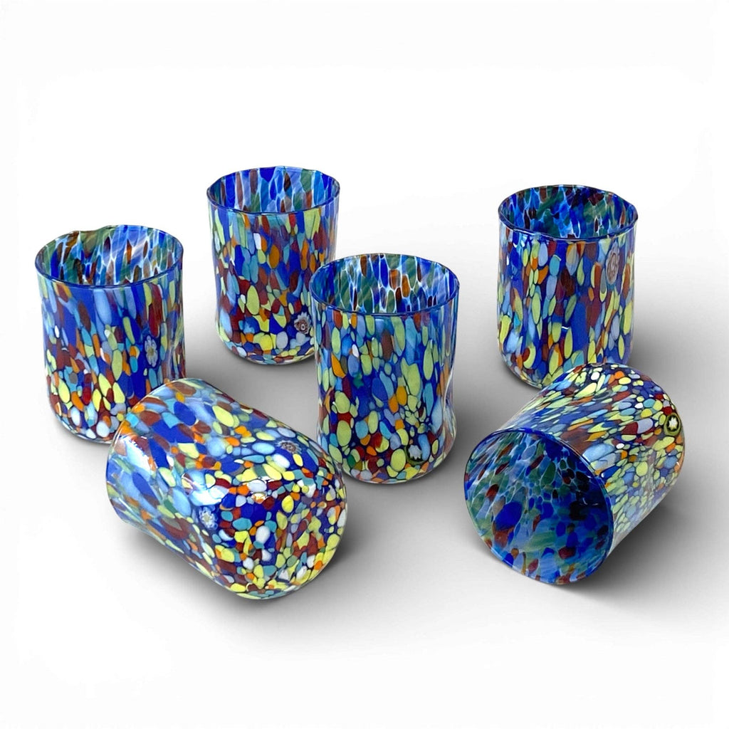 Bicchieri cilindro classico in vetro di Murano blu, lavorati a mano con murrine, linea I Colori di Murano, capacità 400 ml, Italia.